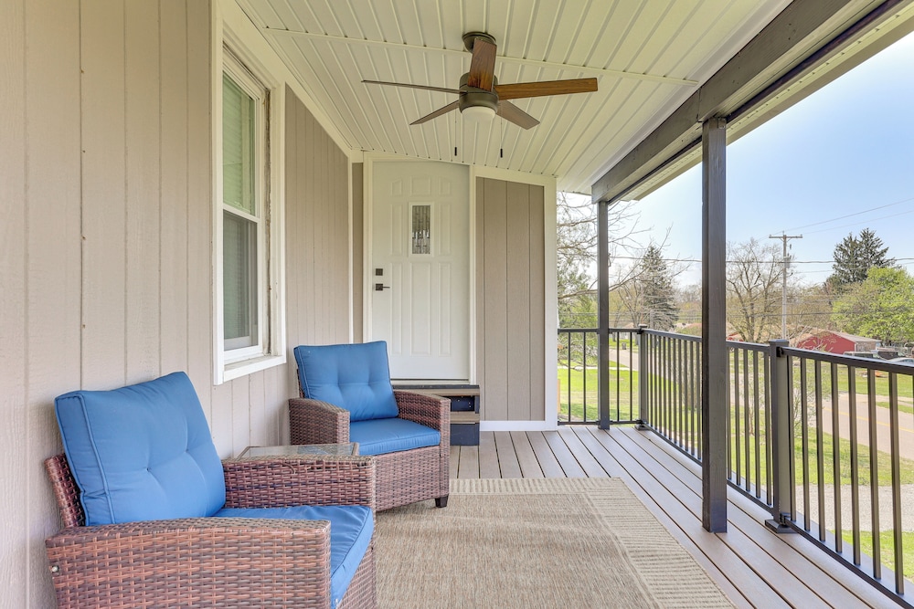 3 Mi to Downtown Youngstown: Apt w Deck — 4-Star Luxury Hotel in Youngstown, United States