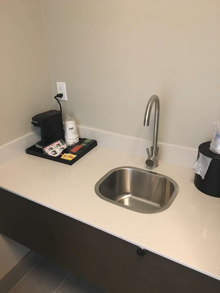 Best Western Plus New Barstow Inn & Suites - photo 17