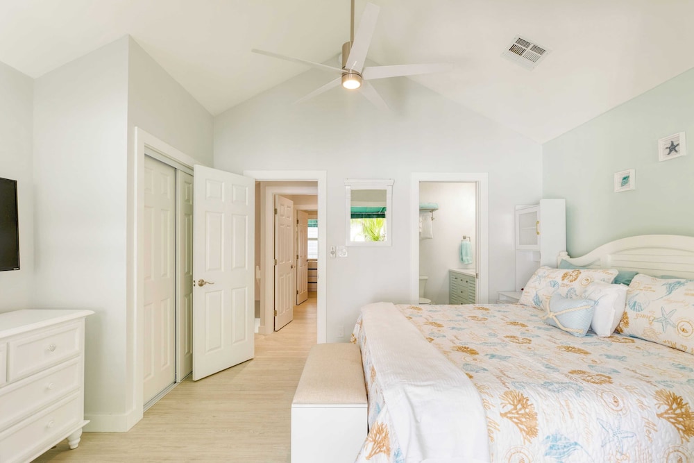 Bahamian Reed by Avantstay Walk to Everything w Community Pool Month Long Stays Only - photo 15