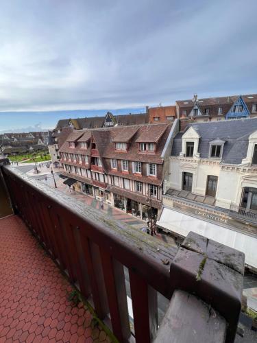 Duplex En Plein Centre 3min Plage in Deauville, France