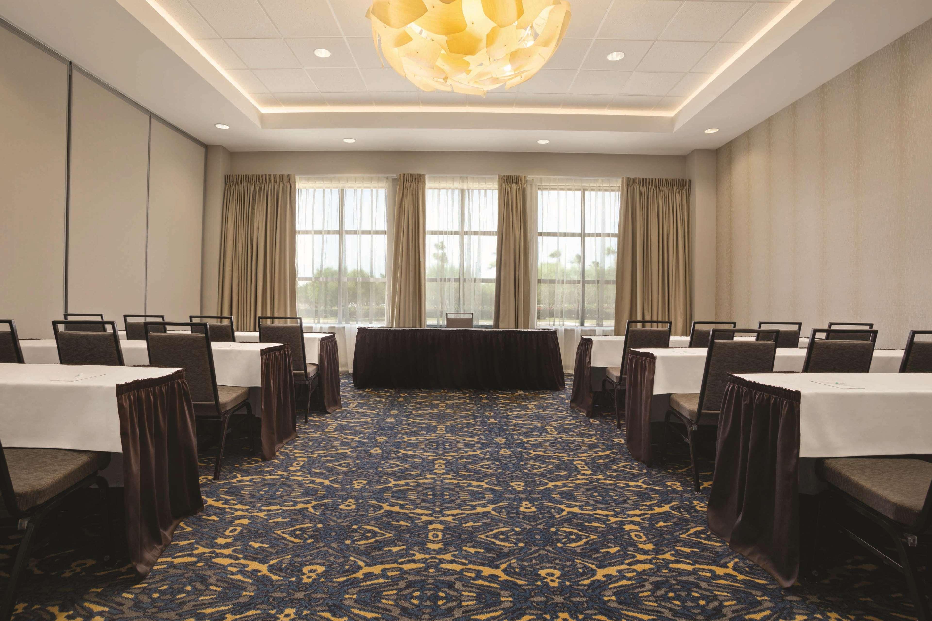 Embassy Suites by Hilton McAllen Convention Cent - photo 19