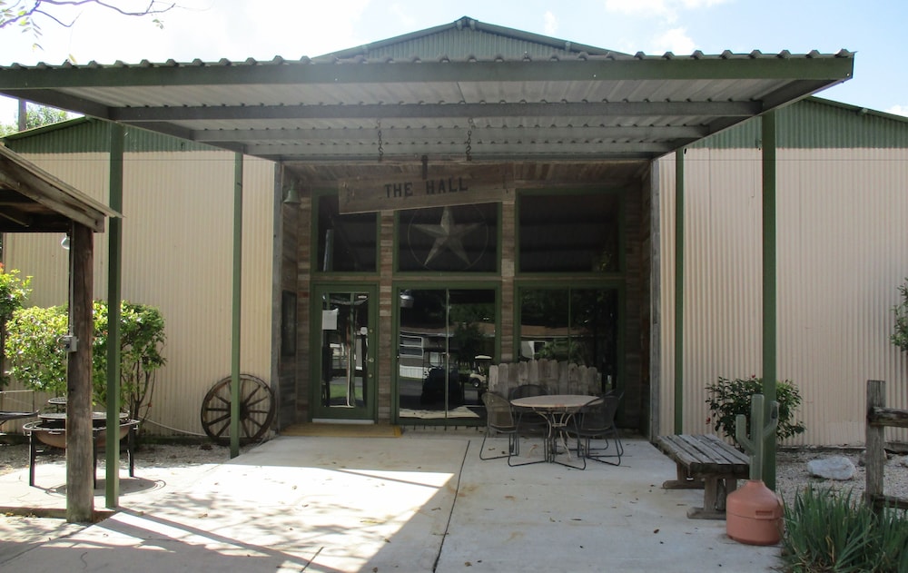 Travelers World RV Resort - photo 2