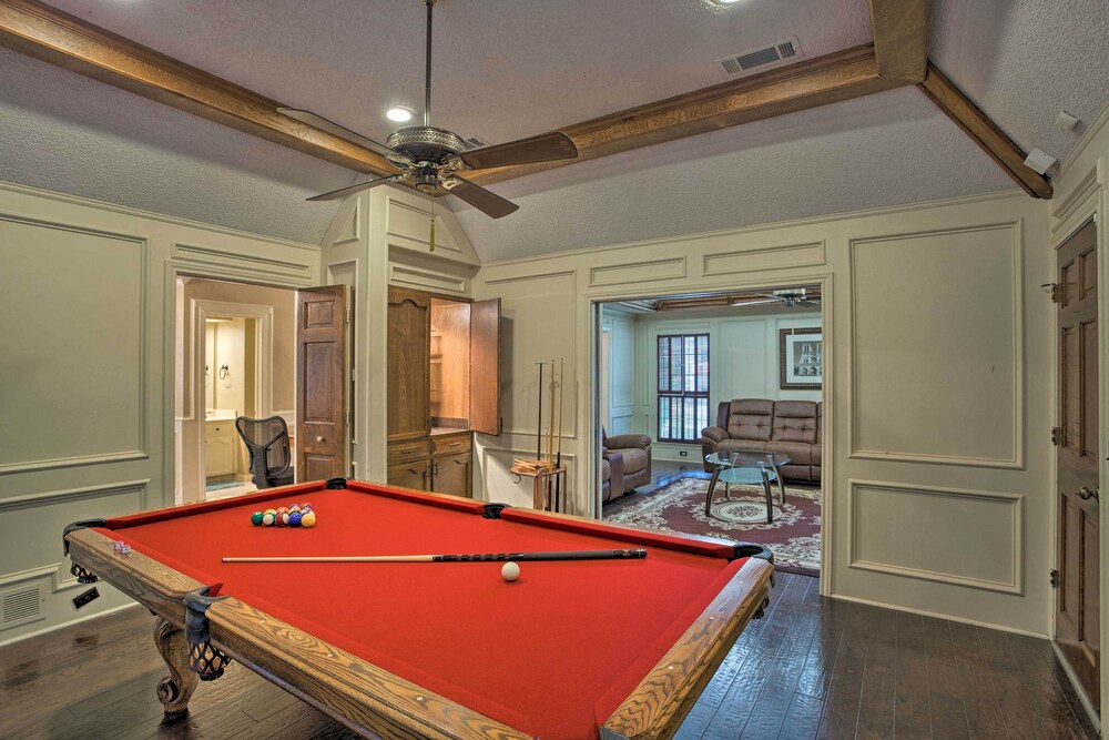 Unwind Fireside and Play Pool Idyllic McKinney Home — 4-Star Luxury Hotel in Mckinney, United States