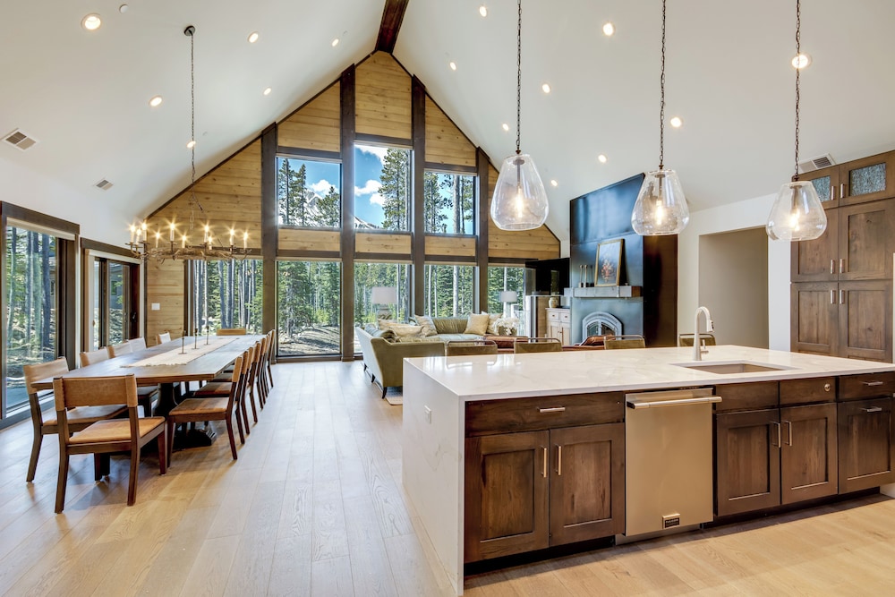 2 Mi to Big Sky Resort: Luxe Mtn view Retreat in Big Sky, United States