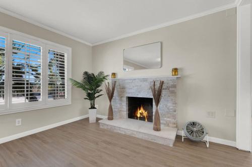 Spacious 4BR plus Den with Pool Jacuzzi BBQ Near Strip