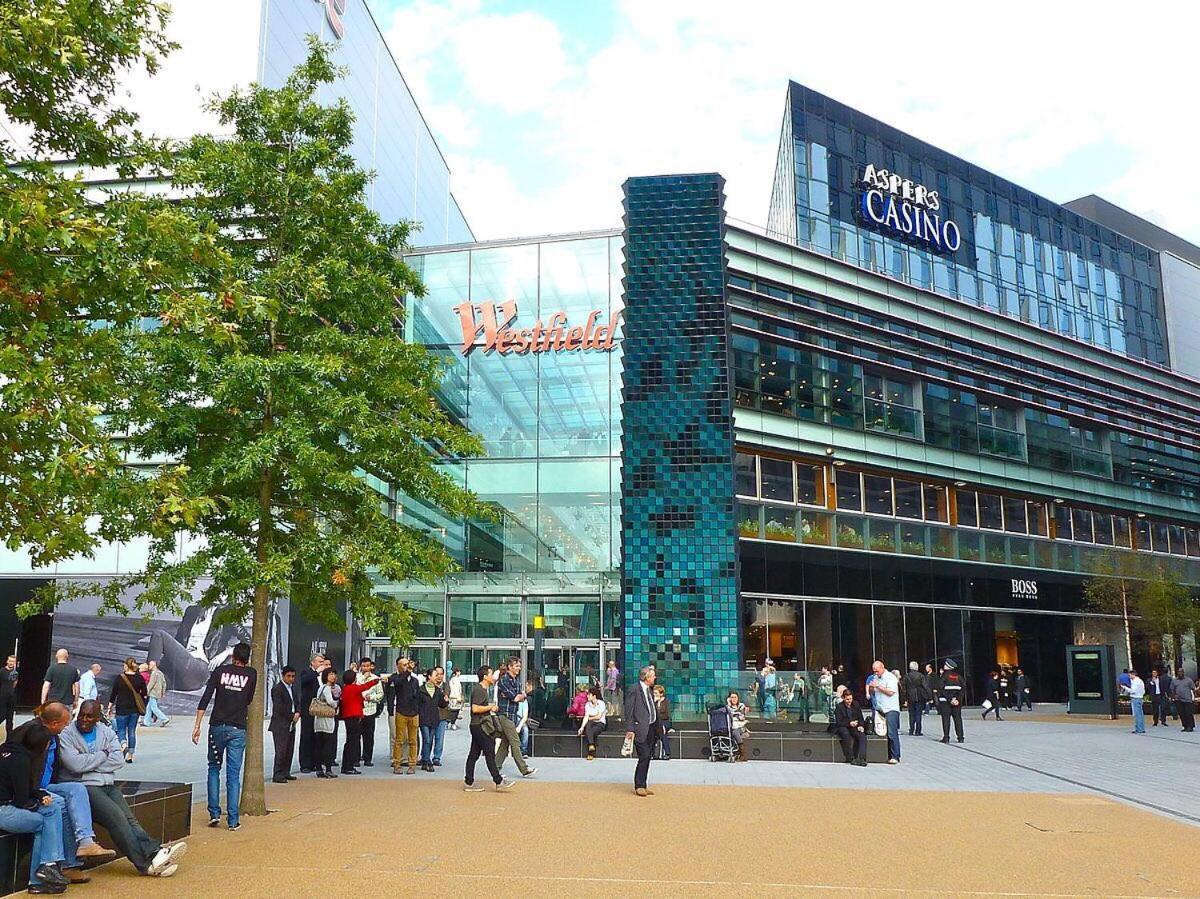 Cozy Apartment in Stratford From 18 Minutes To Central London — 4-Star Luxury Hotel in London, United Kingdom