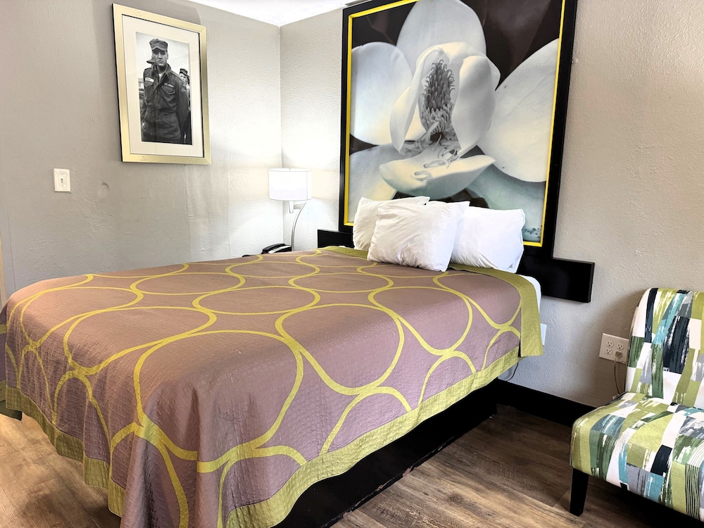 Super 8 by Wyndham Tupelo Airport - photo 18