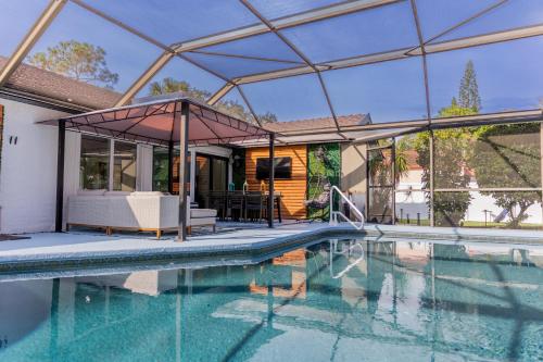 Upscale Tampa Bay Dream Home Pool with Putting Green — 4-Star Luxury Hotel in Tampa, United States