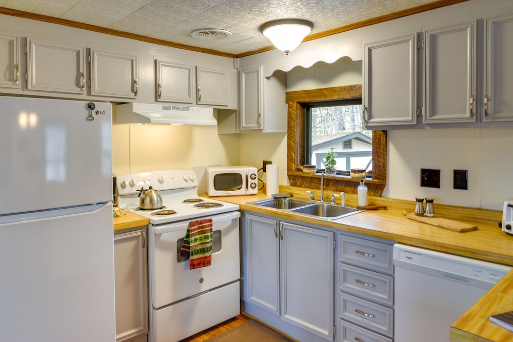 Alpine Lake Resort Cabin Rental w Pool Access - photo 5