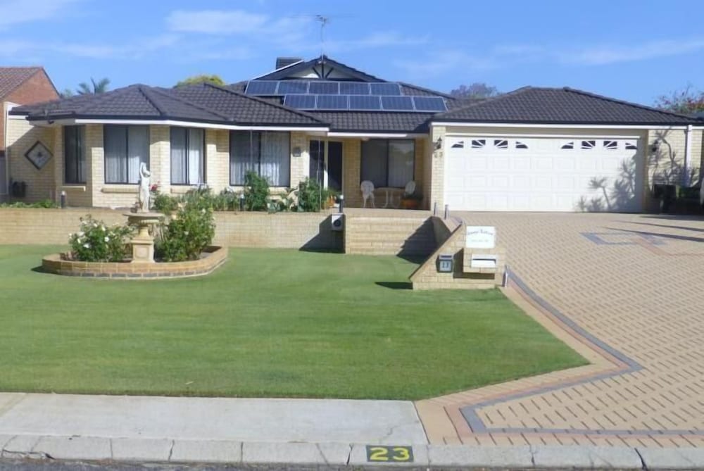 Jennys Retreat B&B — 4-Star Luxury Hotel in High Wycombe, Australia
