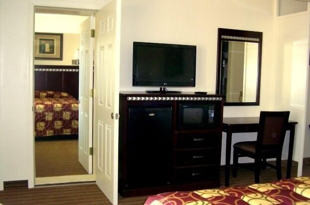 Whispering Palms Inn - photo 14