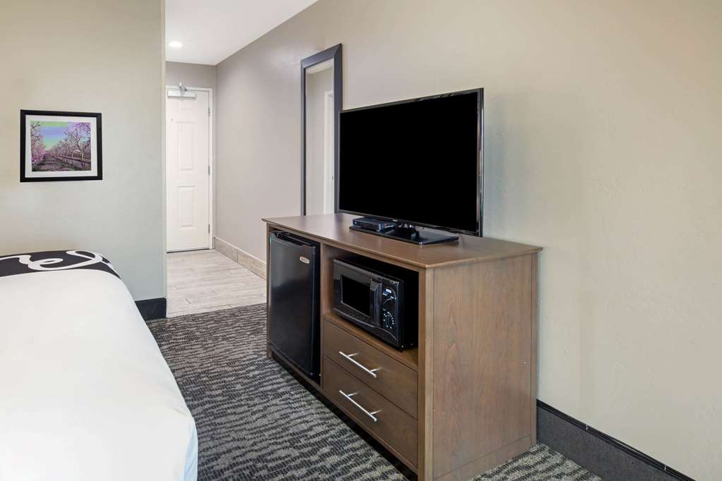 La Quinta Inn & Suites by Wyndham Visalia Sequoia Gateway - photo 33