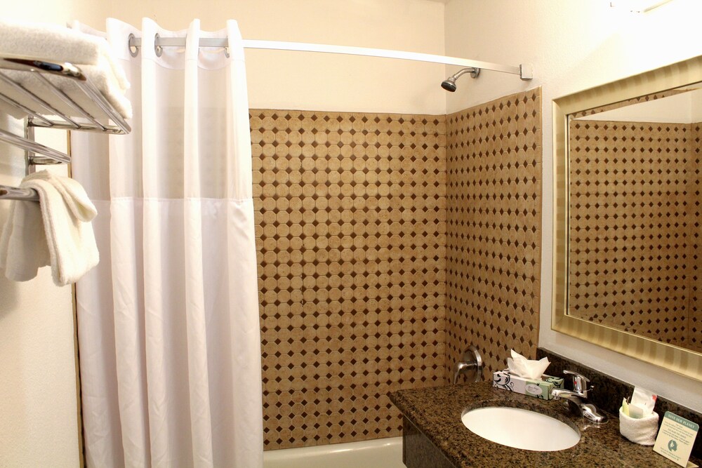 Pacific Inn and Suites - photo 25