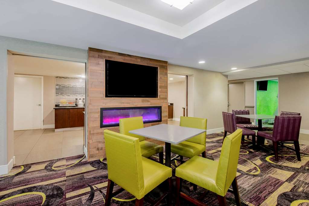 La Quinta Inn & Suites by Wyndham Baltimore BWI Airport - photo 80
