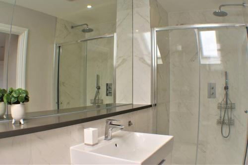 Stylish Seaview House with Hot Tub — 4-Star Luxury Hotel in Hythe, United Kingdom