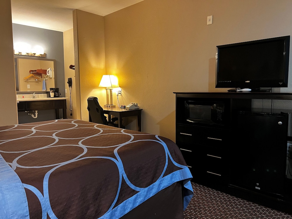 Super 8 by Wyndham Center - photo 25