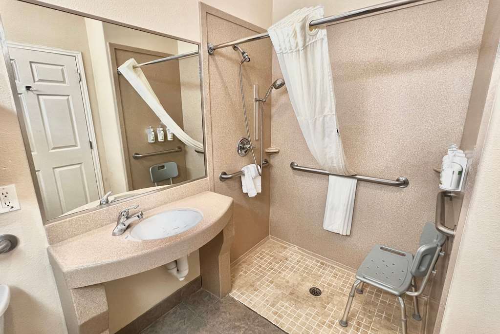 La Quinta Inn & Suites by Wyndham Pharr RGV Medical Center - photo 34