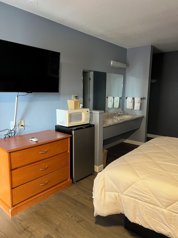 Oasis Inn & Suites - photo 18