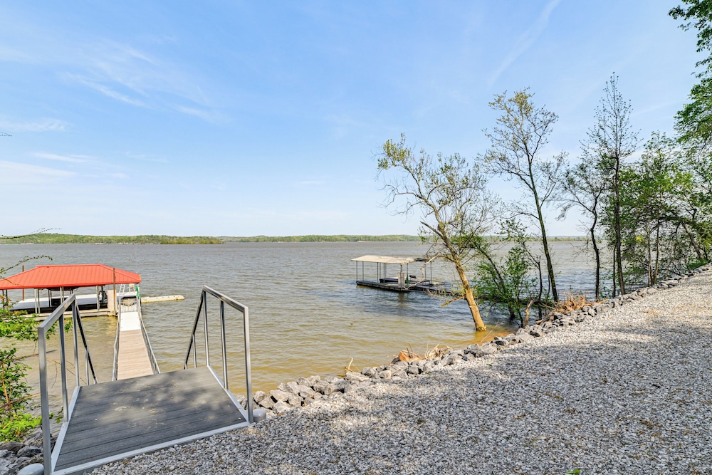 Game Room & Screened Porch: Kentucky Lake Retreat — hotel in New Concord