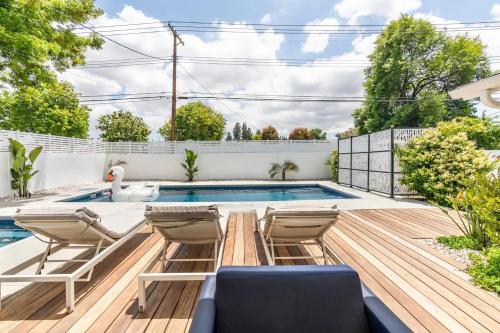 New luxury entertaining house with Pool Spa Sauna Tesla charger Pets — 4-Star Luxury Hotel in Los Angeles, United States