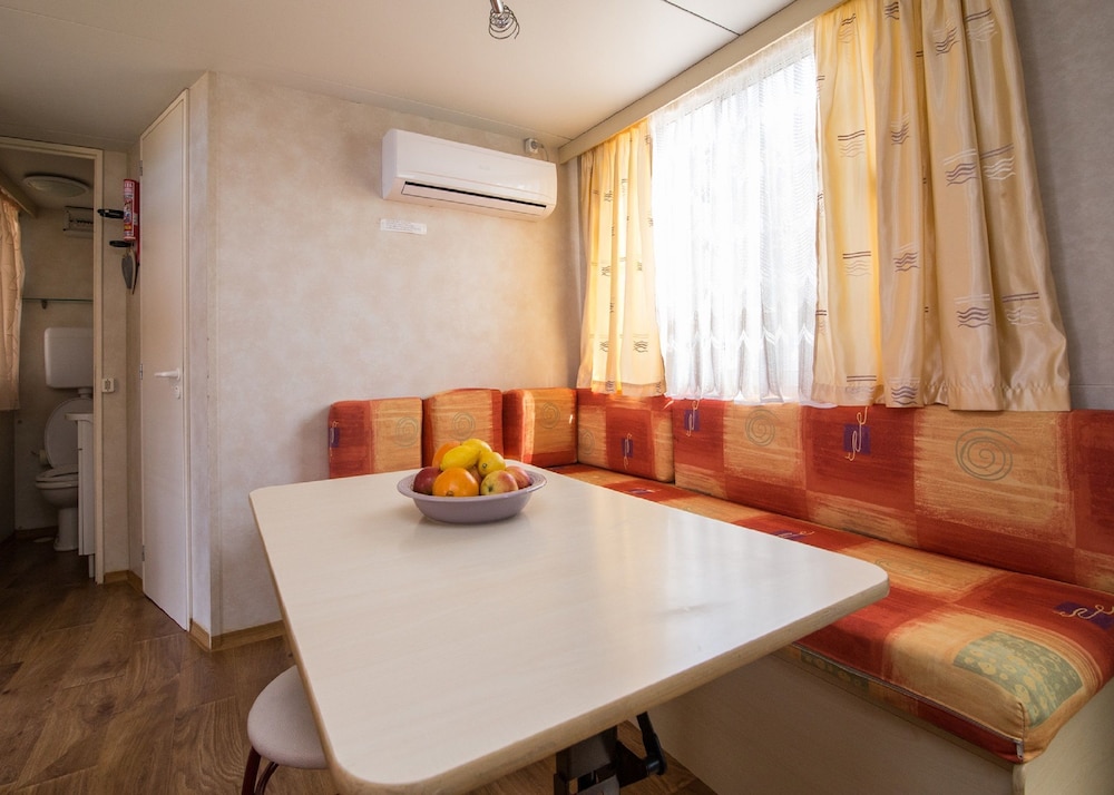 Mobile home Kastanjola — 4-Star Luxury Hotel in Biograd Na Moru, Croatia
