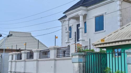 2 Bedroom Apt Short let in Benin City Hosted by Tomla Built in 2025 — 4-Star Luxury Hotel in Benin City, Nigeria
