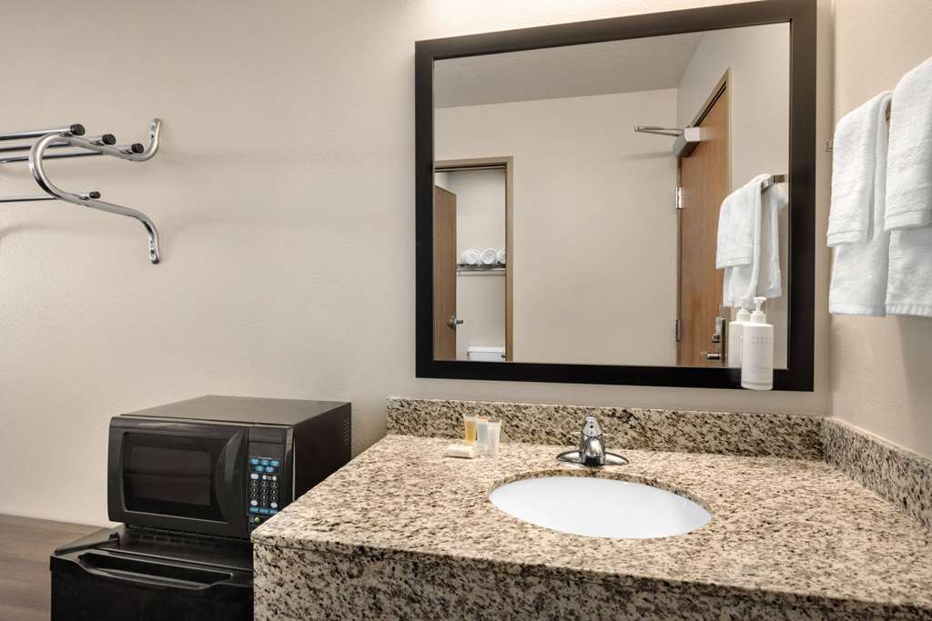 Travelodge by Wyndham Vaughn - photo 22