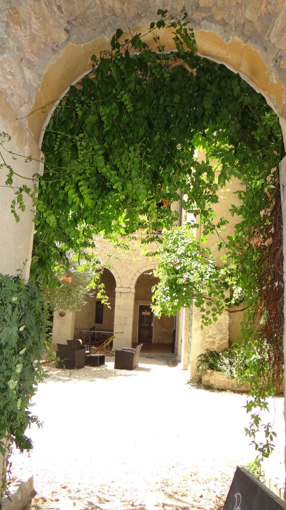 Le Clo tre des Dominicains - carbon neutral hotel in Buis-Les-Baronnies