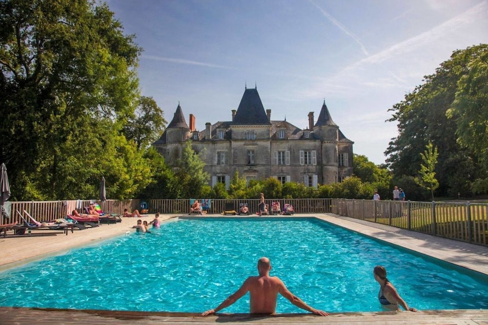Camping Chateau la Foret — 4-Star Luxury Hotel in Saint-Julien-Des-Landes, France
