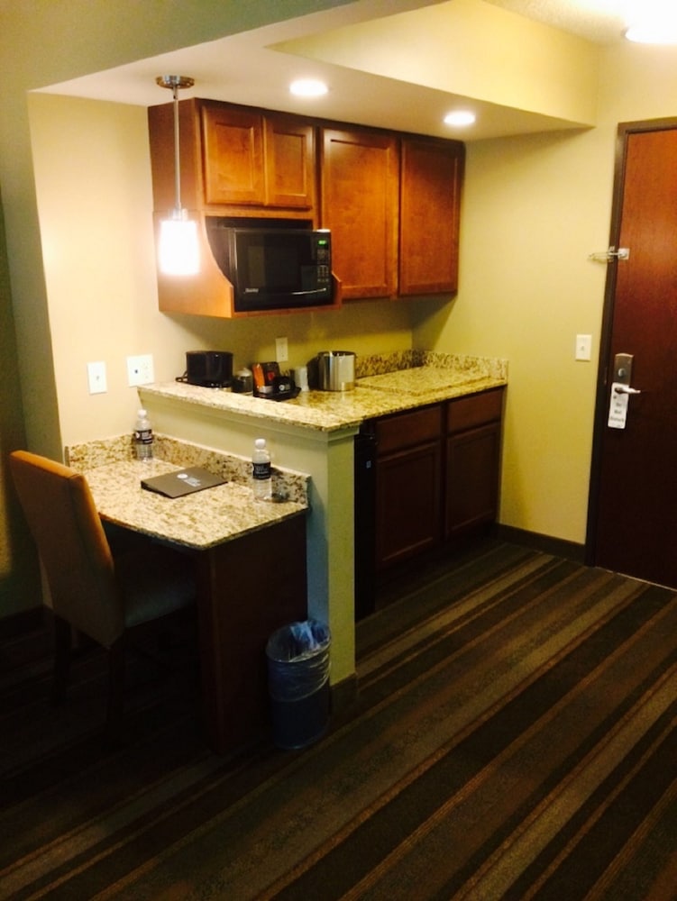 East Avenue Inn & Suites - photo 16