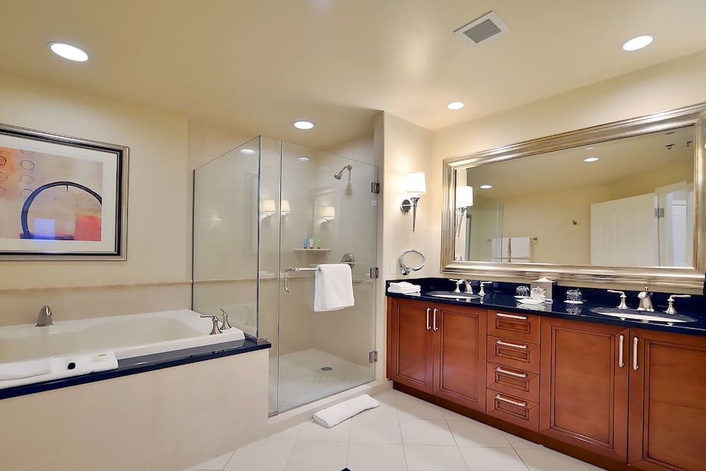 888 One Bedroom Balcony Suite at Signature Condo Hotel - photo 35