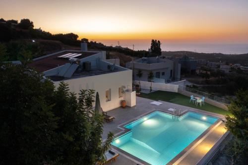 Felix Villa with magic view and heated pool — 4-Star Luxury Hotel in Agia Paraskevi, Greece