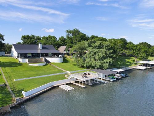 River Oaks Luxury Lakeshore Concierge Services Available in Kingsland, United States