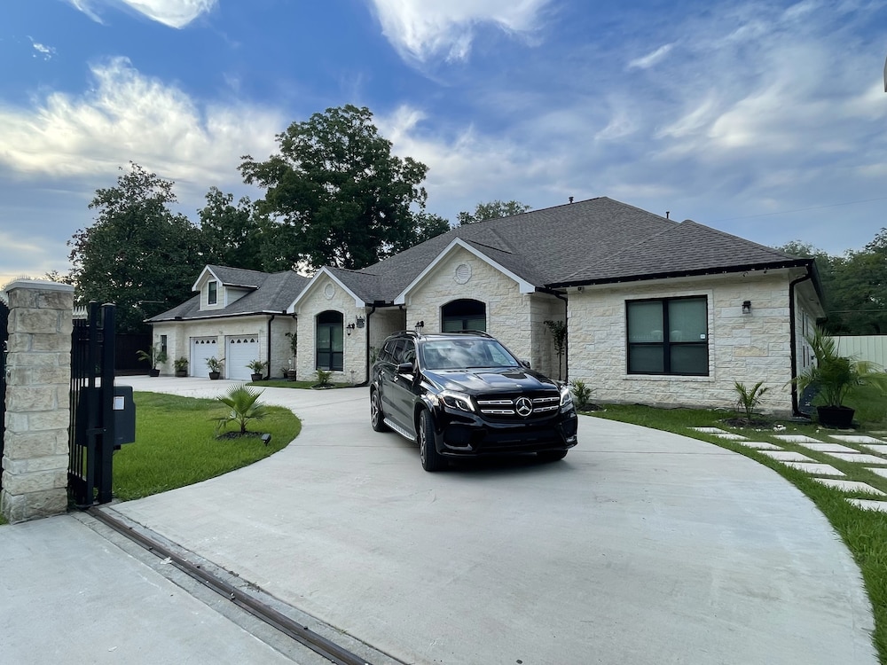 Iah Spheric Mini Mansion in Humble, United States