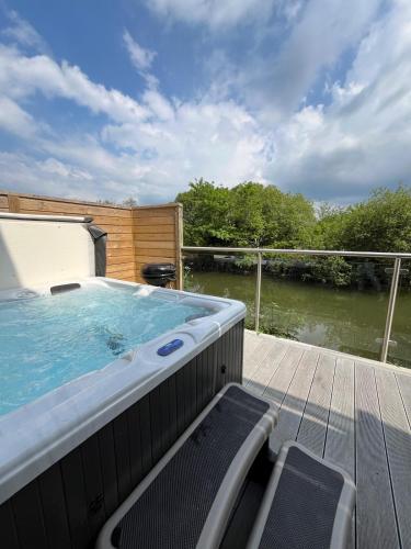 Waveside Waterside with hot tubResort PoolGym in Padstow, United Kingdom