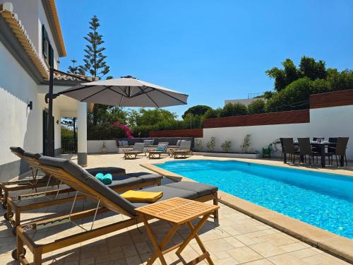 Casa Caravela Spacious Villa Sunny Swimming Pool & Bbq — 4-Star Luxury Hotel in Lagoa, Portugal