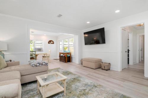 Coastal Vibes Tropical heated pool home short drive to the beach — 4-Star Luxury Hotel in Bradenton, United States