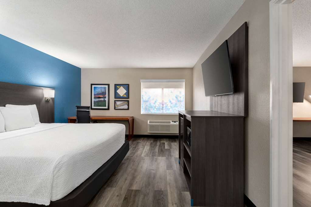 La Quinta Inn & Suites by Wyndham Chicago Tinley Park - photo 36