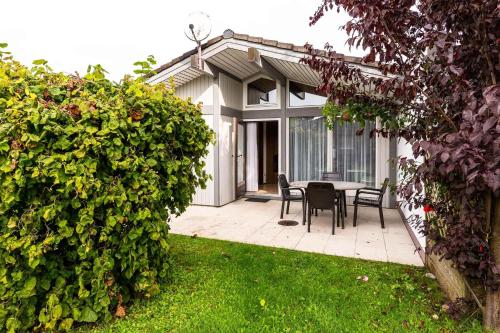 Ferienwohnpark Immenstaad am Bodensee Satteldachhaus Typ 9 SD 59 — hotel in Immenstaad Am Bodensee