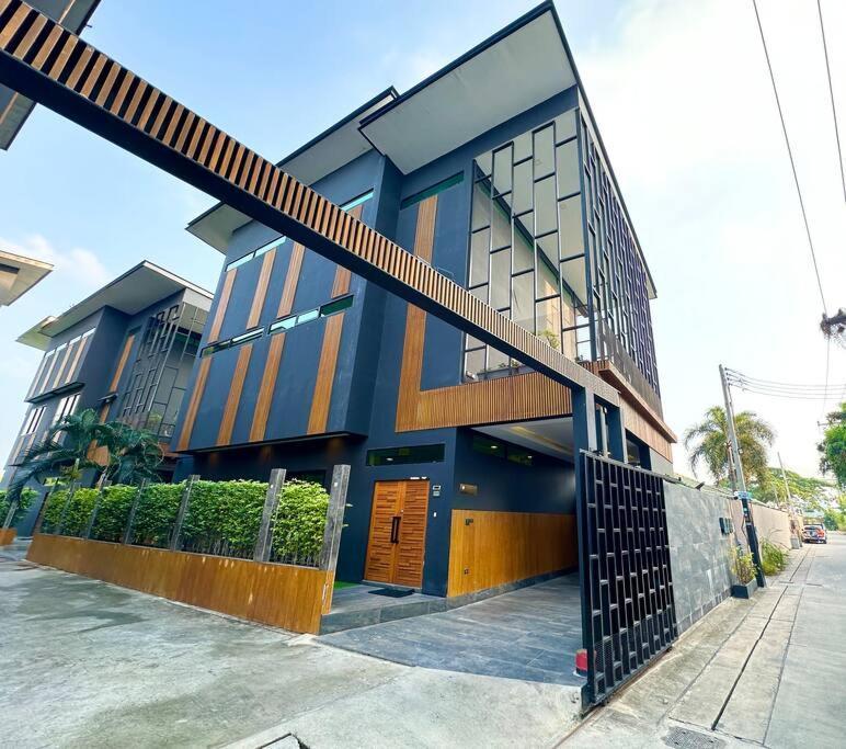 Huge Luxury 3 Bedroom private pool villa near to the beach Jomtien LV99 — 4-Star Luxury Hotel in Pattaya, Thailand