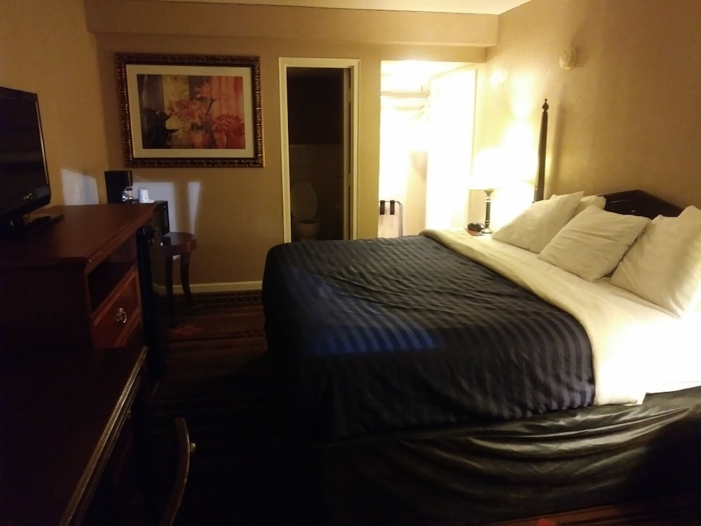 Days Inn by Wyndham Hot Springs - photo 2