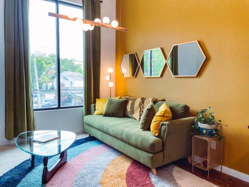 Vintage Vibes Minutes From The Broadway Buzz — 4-Star Luxury Hotel in Nashville, United States