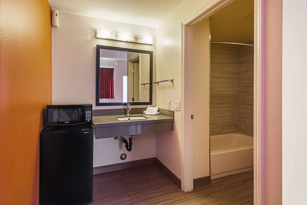 Motel 6 on Maple - photo 23