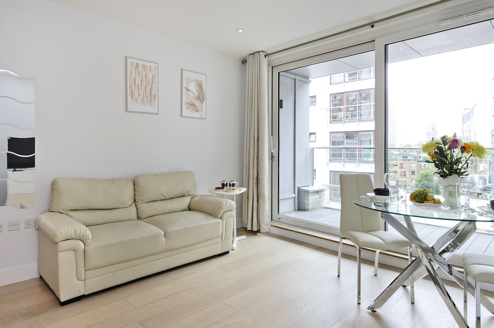 1 Bedroom Flat with Balcony Sleeps 4 in Southwark — 4-Star Luxury Hotel in London, United Kingdom