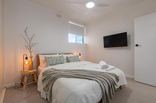 Miss Pats Brand New Gem River Views Short Walk To Beach And Cafes — hotel in Glenelg North