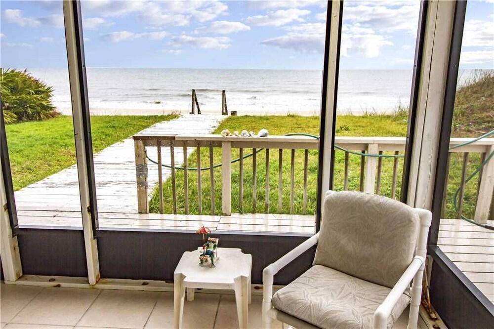 Coastal Charm 2 Bedrooms Ocean Front Sleeps 6 - photo 26