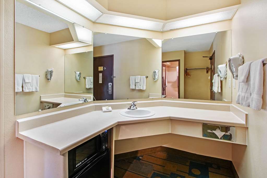 La Quinta Inn & Suites by Wyndham Albuquerque Journal Ctr NW - photo 16
