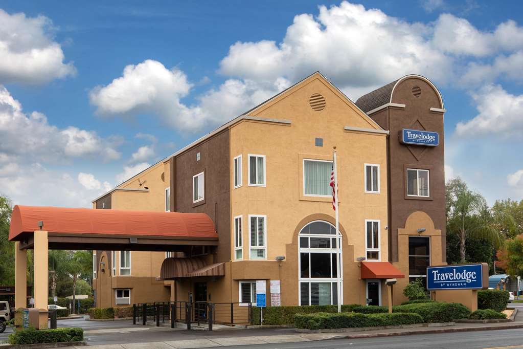 Hotel Vinea a Travelodge by Wyndham - carbon neutral hotel in Healdsburg