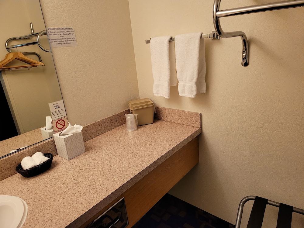 MorningGlory Inn & Suites - photo 31