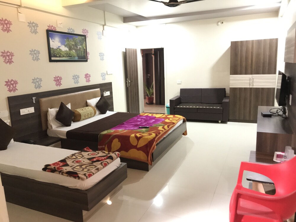 Hotel Atithi — hotel in Jhulasan